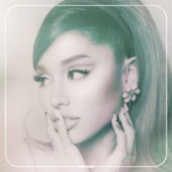 Ariana Grande 34 35