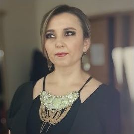 Ayağina Giyer Üç Güllü Çorap